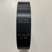 Этикетка состава атласная 25мм (процентовака) wool 50% acrylic 50% черный (100 метров) Этикетка состава атласная 25мм (процентовака) wool 50% acrylic 50% черный (100 метров)