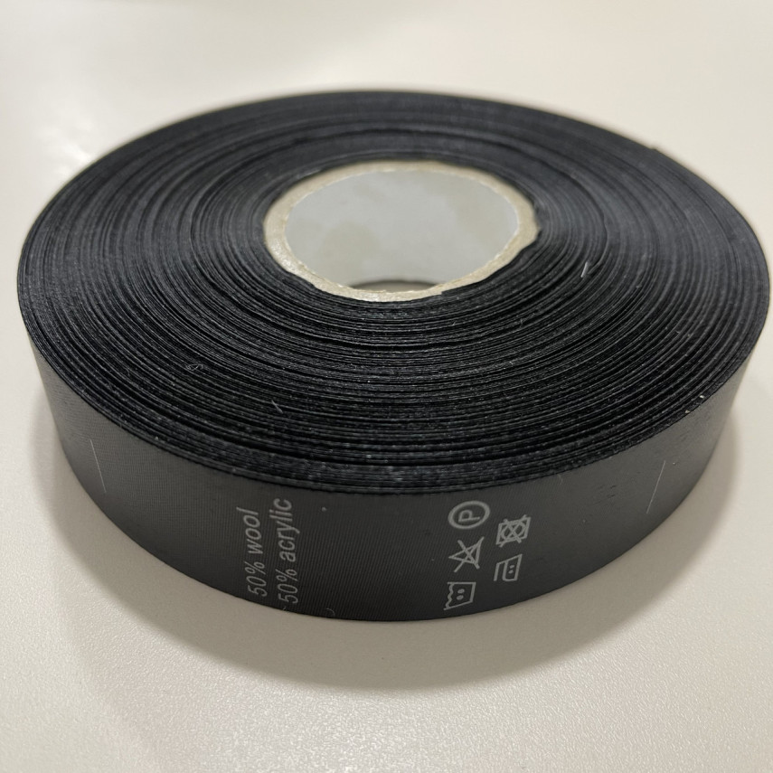 Этикетка состава атласная 25мм (процентовака) wool 50% acrylic 50% черный (100 метров) Этикетка состава атласная 25мм (процентовака) wool 50% acrylic 50% черный (100 метров)